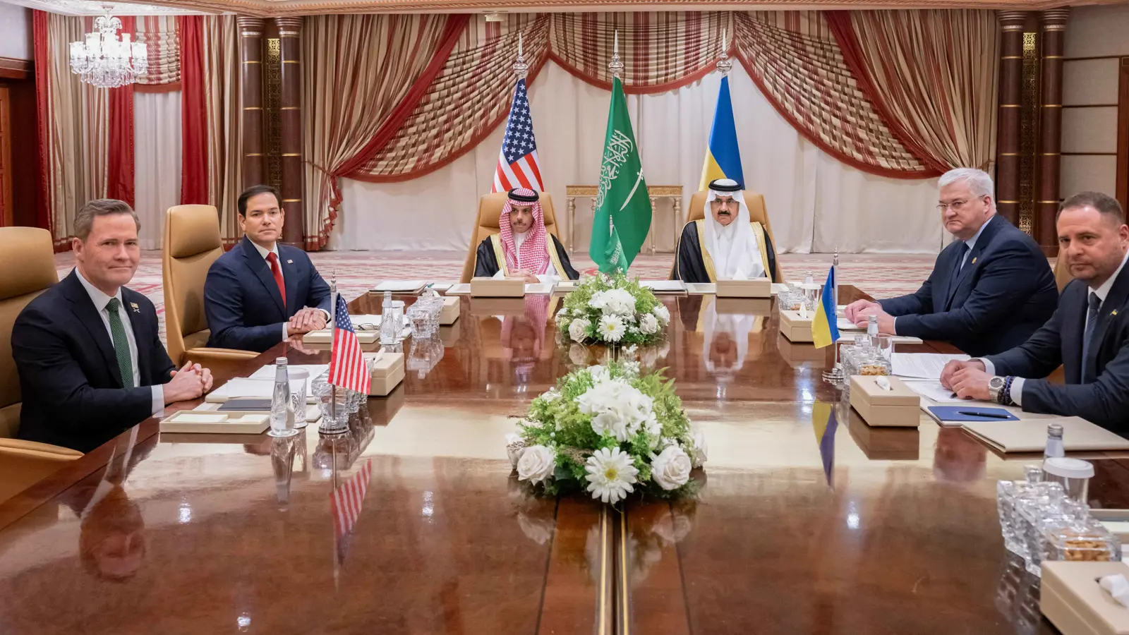 اجتماع ثلاثي في السعودية.. هل تكتب جدة أول فصول السلام الروسي الأوكراني؟