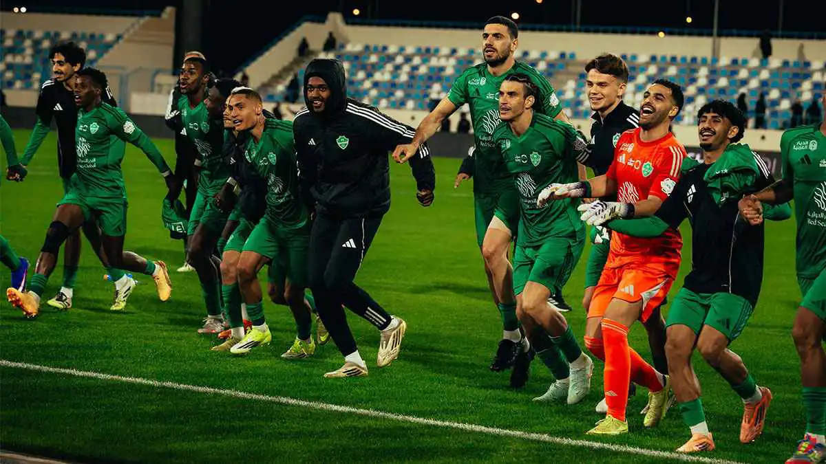 رد حاسم من نجم الأهلي السعودي على أنباء الرحيل