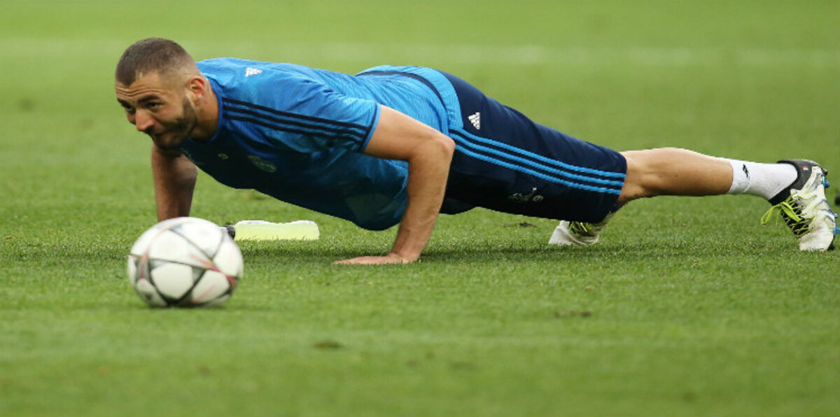 بنزيما يدعم منتخب فرنسا من منزله (صورة)