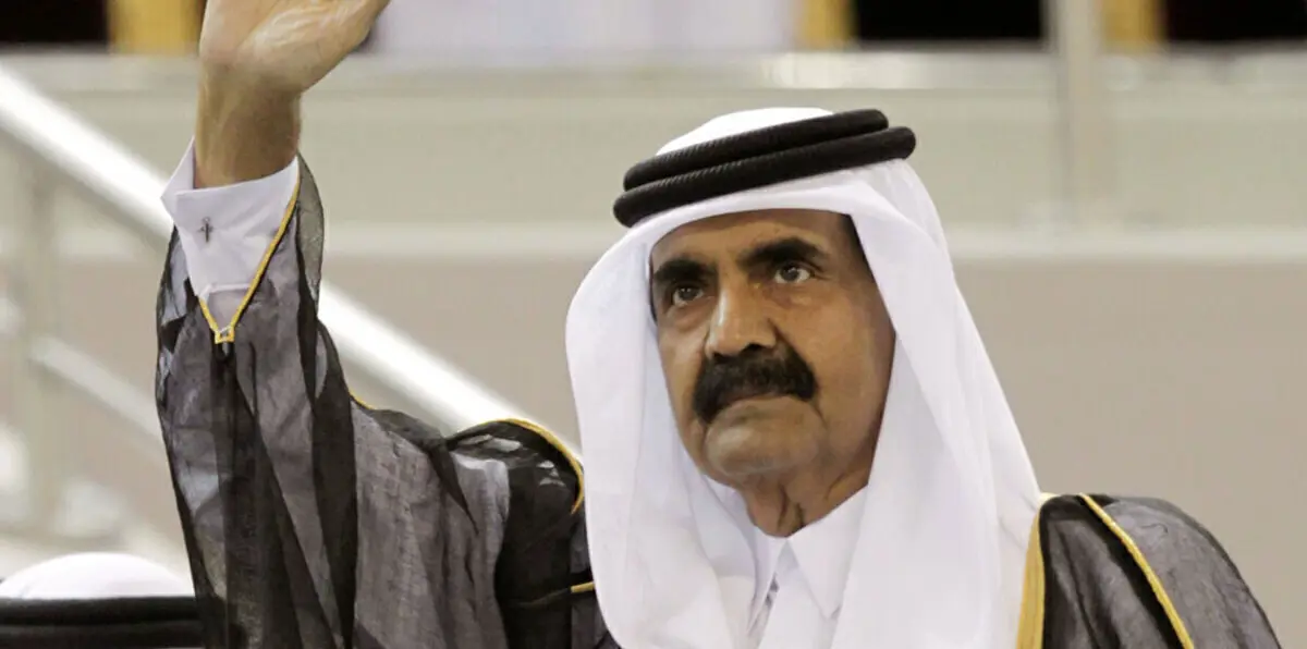 إصابة غامضة لحاكم قطر السابق حمد بن خليفة (صورة)