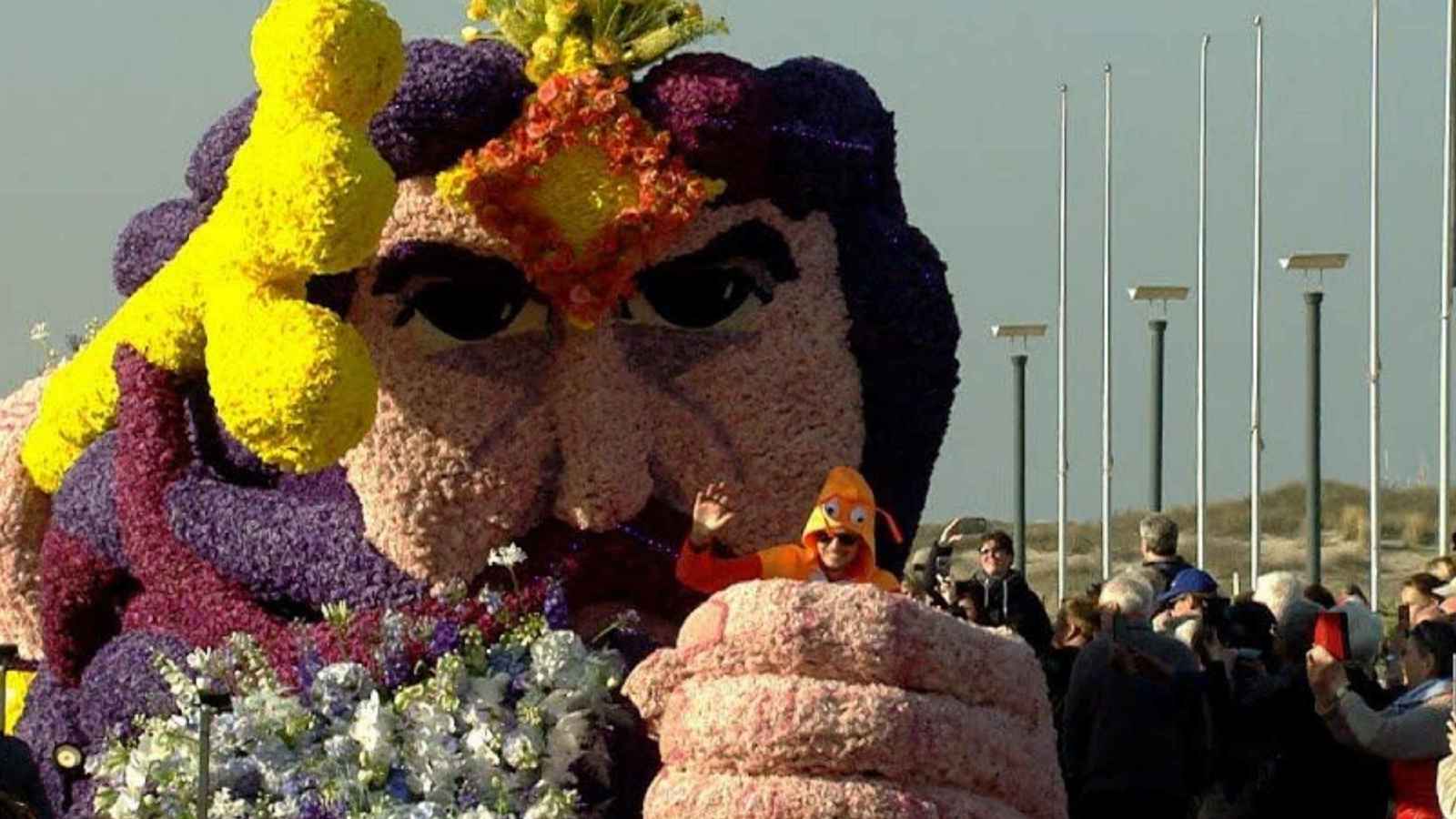 ألوان وزهور.. هولندا تحتفل بالربيع في موكب ساحر (فيديو)