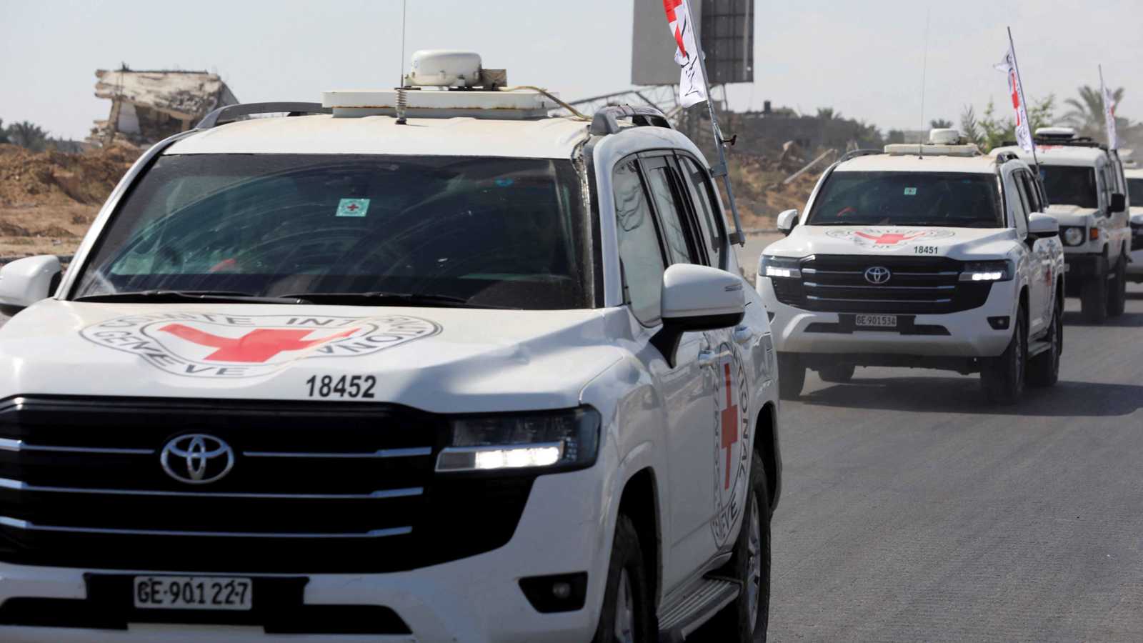 حماس تسلم رفات رهينتين إسرائيليين إلى الصليب الأحمر في غزة