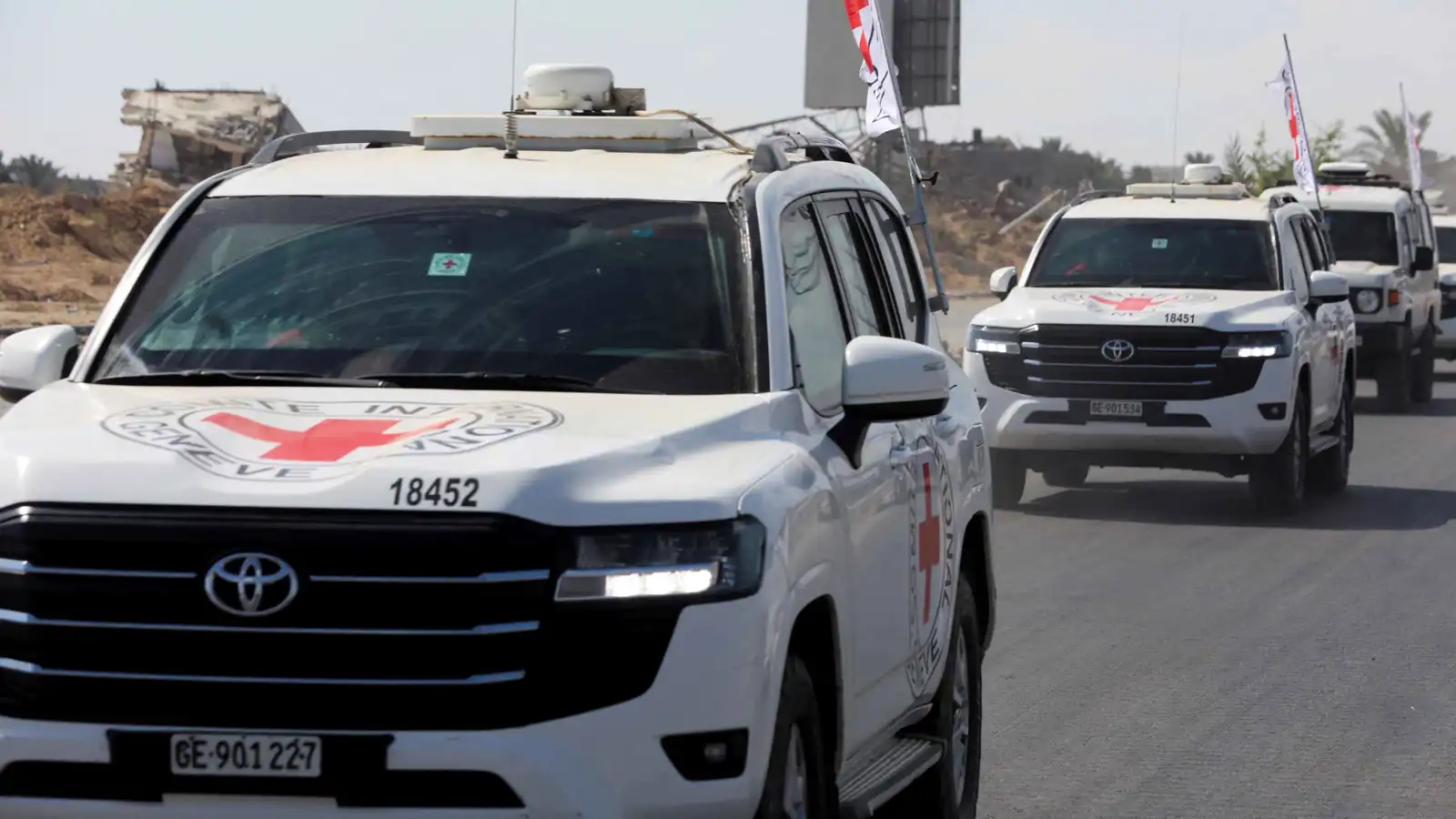 حماس تسلم رفات رهينتين إسرائيليين إلى الصليب الأحمر في غزة