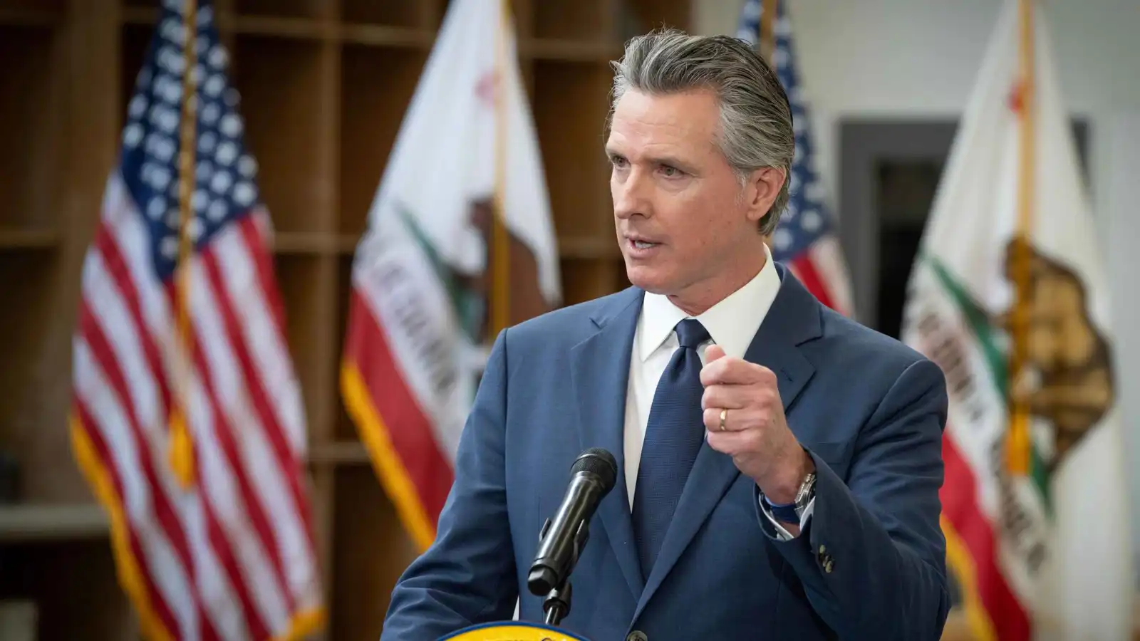 "واجهوا النار بالنار".. حاكم كاليفورنيا ينصح الأوروبيين بـ"صفع" ترامب