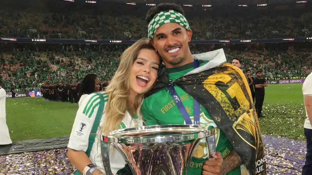 في أرض الملعب.. زوجة نجم الأهلي السعودي تحتفل بالتتويج الآسيوي (فيديو)