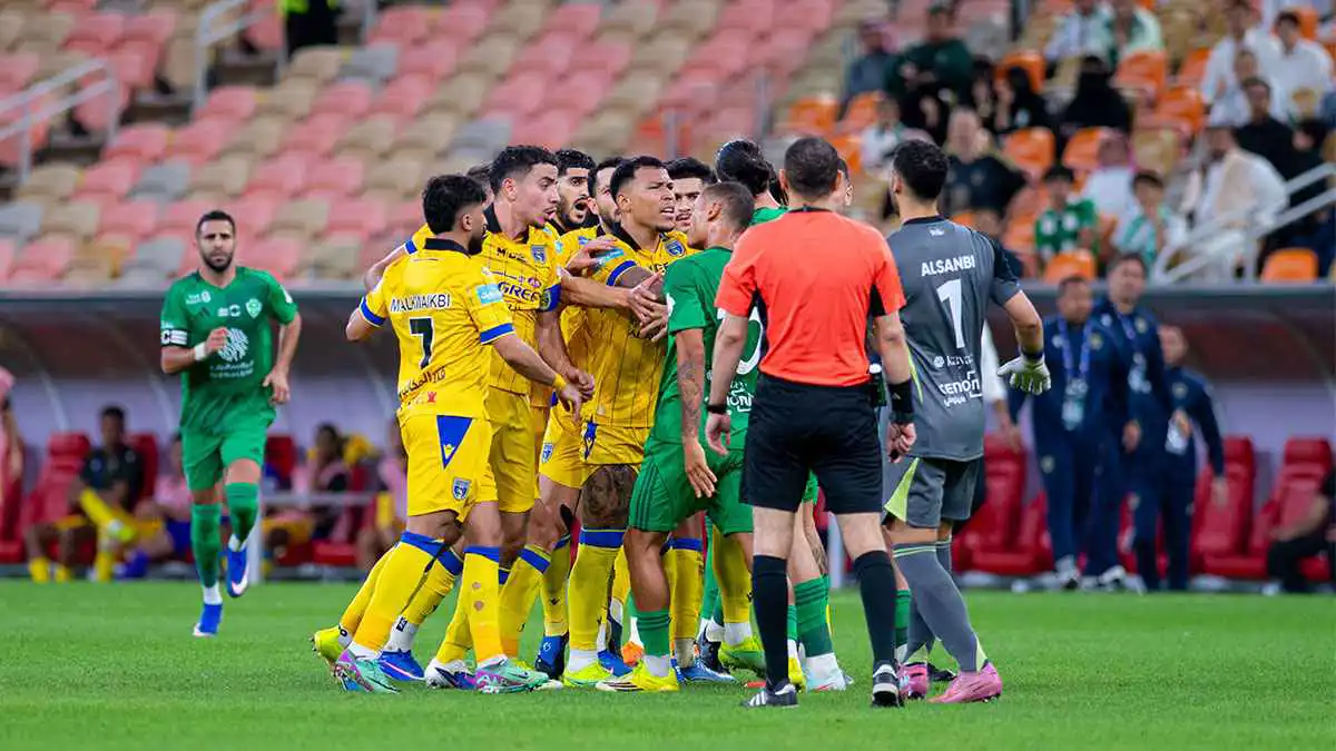 تغاضى عن طرد.. خطأ كارثي لحكم مباراة الأهلي والتعاون (فيديو)