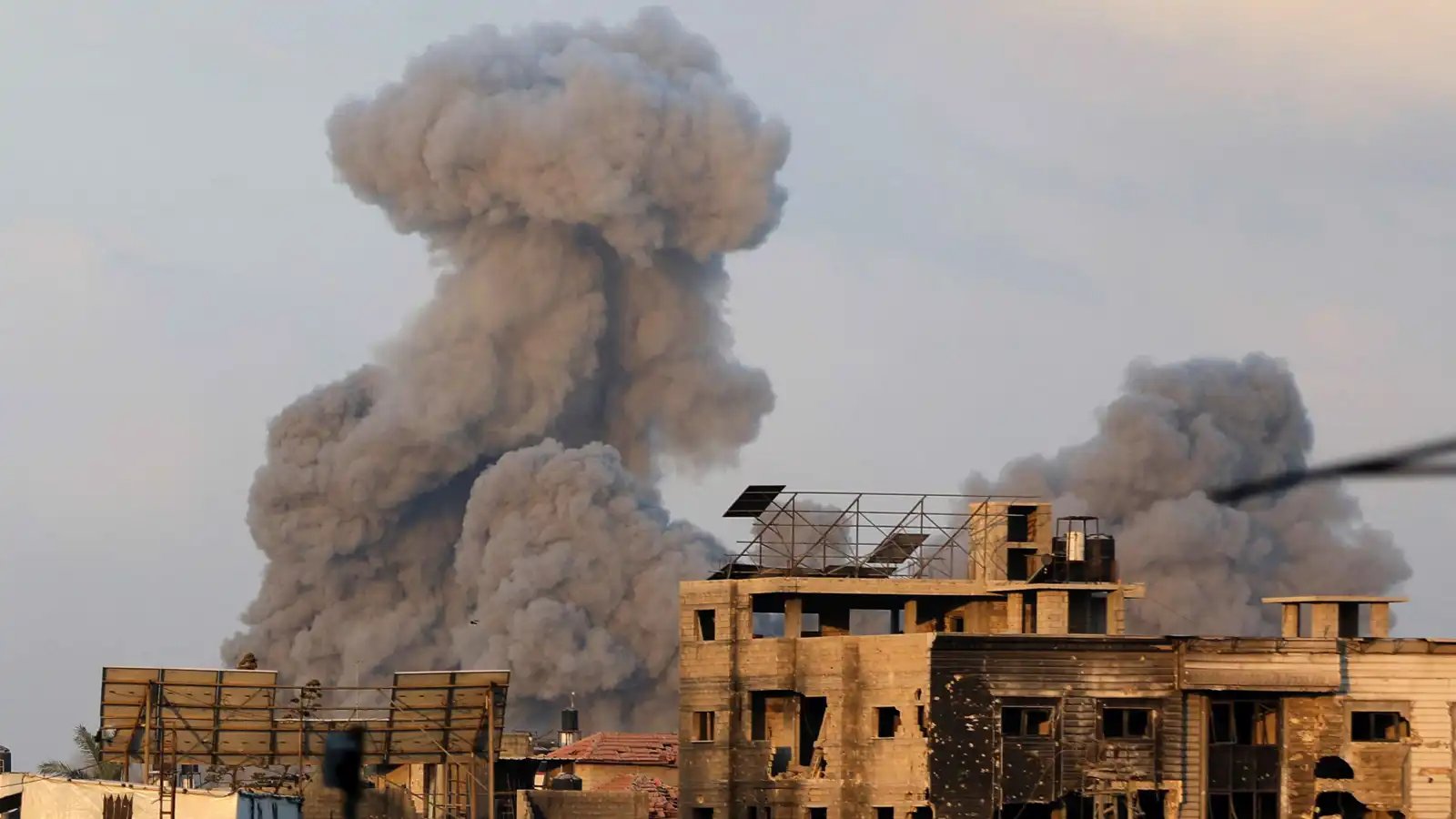 قصف إسرائيلي يدمر مركز إيواء وسط غزة (فيديو)