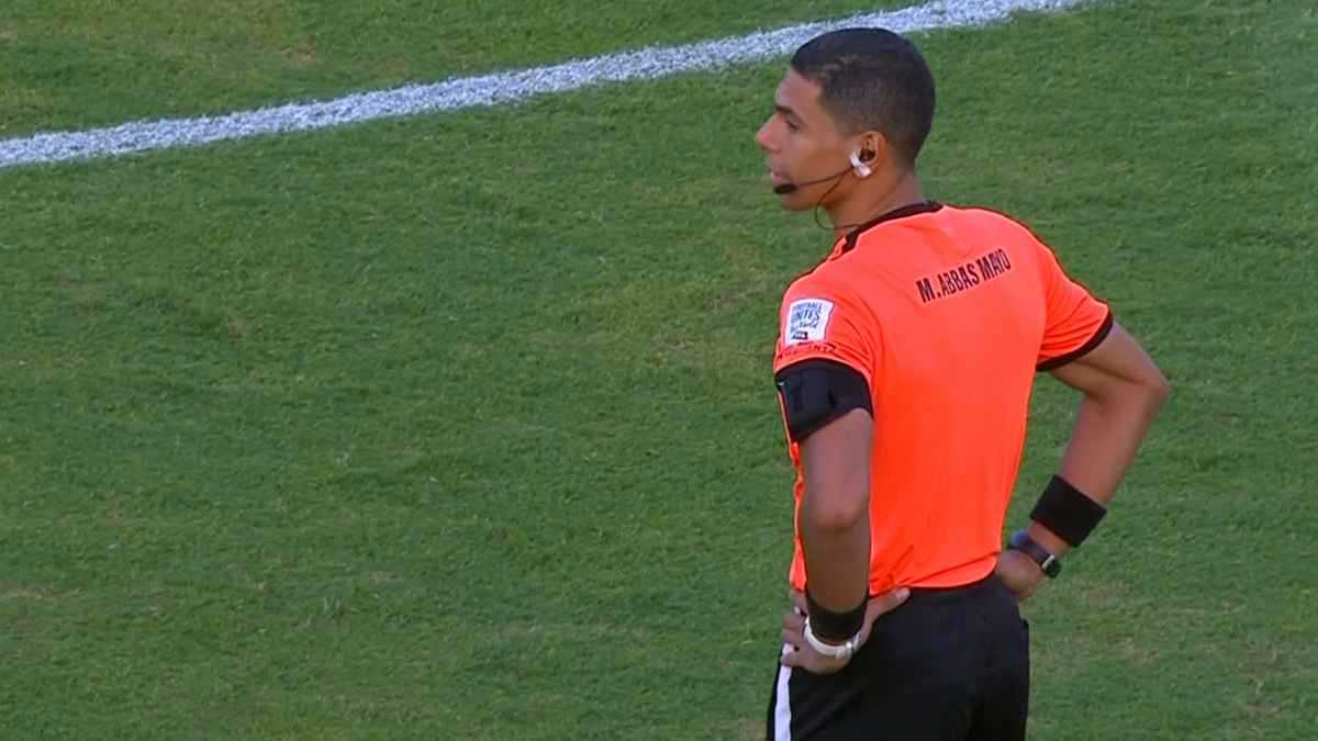 أثار جدلاً.. حكم في الدوري المصري يكتب اسمه على ظهر القميص (صور)