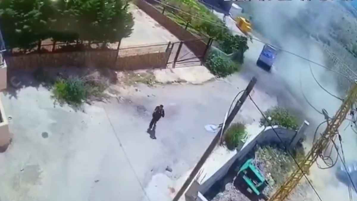 نجا من الصاروخ الأول.. إسرائيل تنشر فيديو لاغتيال حسين عطوي