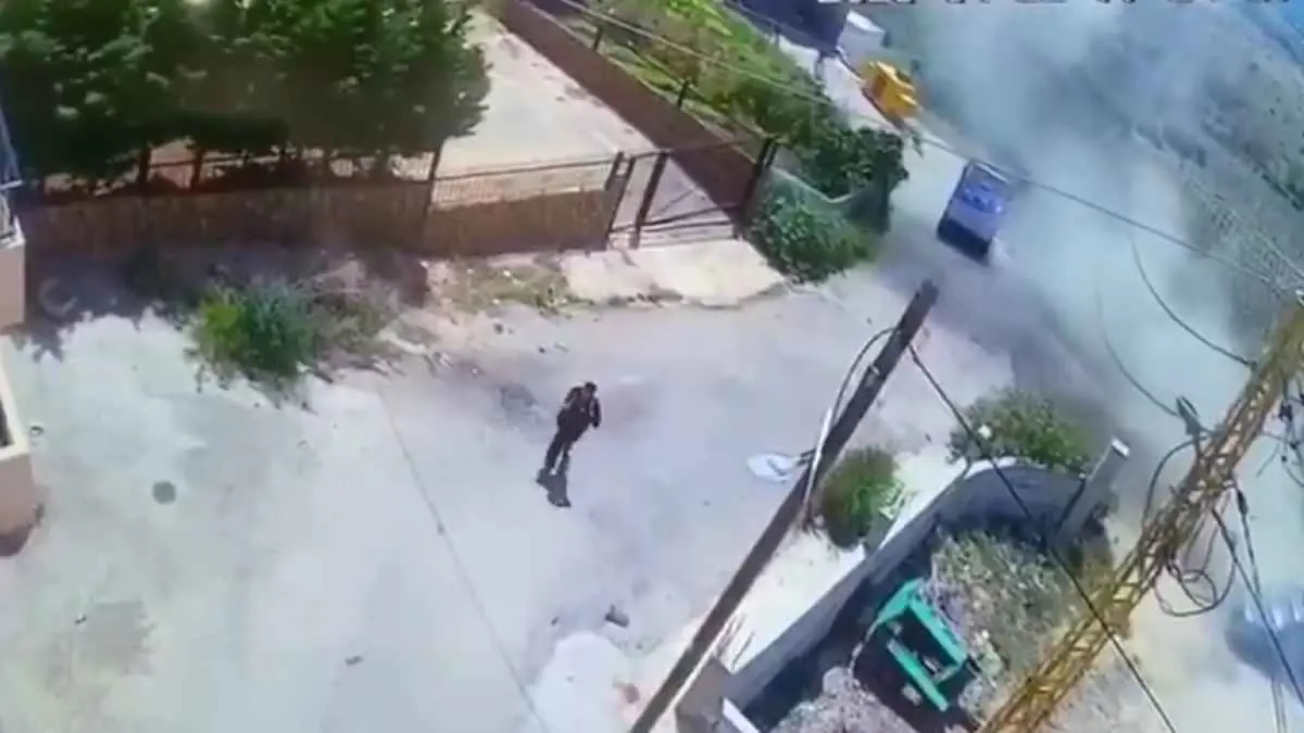 نجا من الصاروخ الأول.. إسرائيل تنشر فيديو لاغتيال حسين عطوي