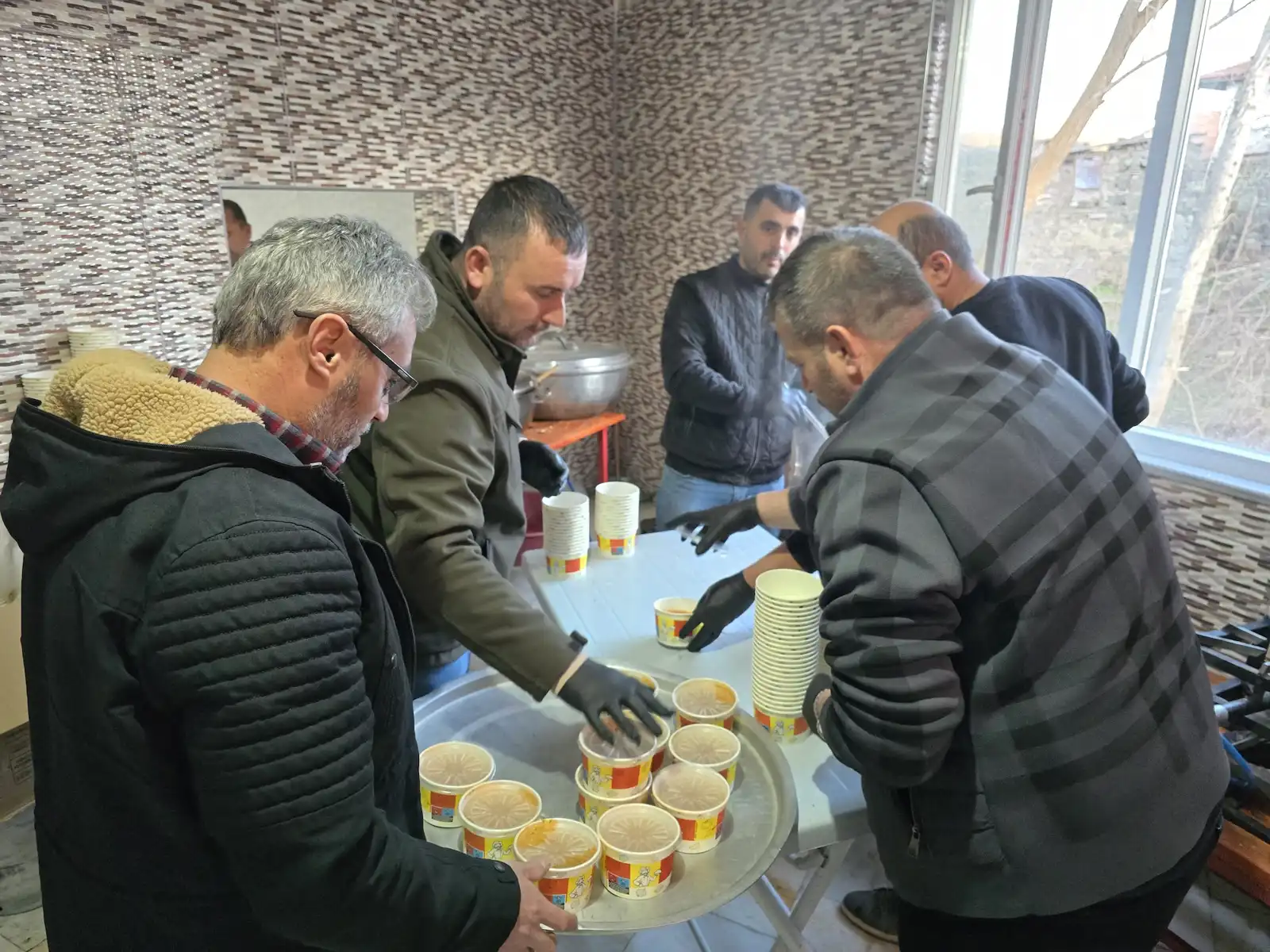 رجال القرية يحضرون الإفطار