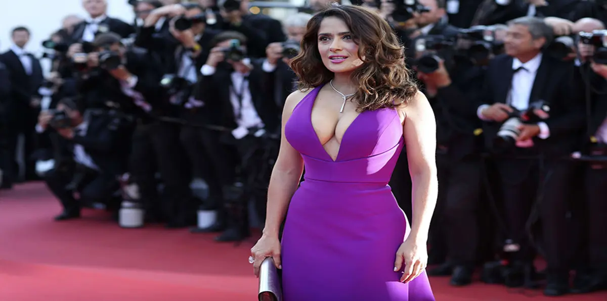 سلمى حايك تظهر في مهرجان كان بـ "البيجاما" 