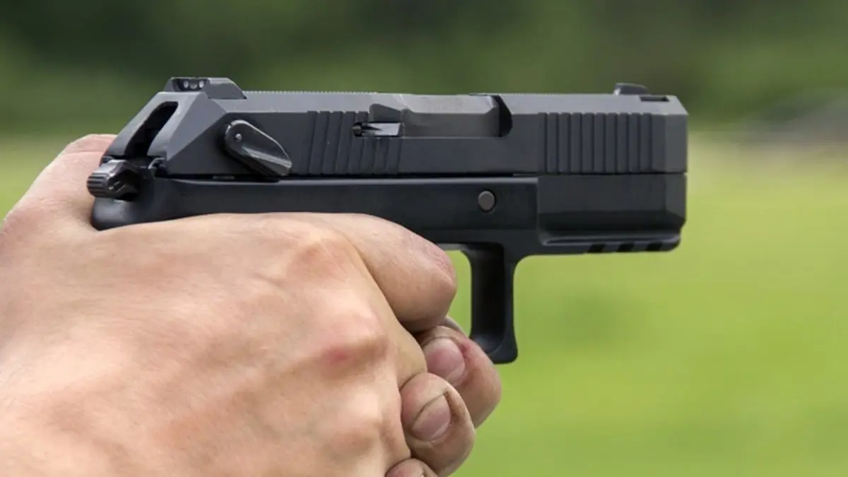 بـ"مسدس لعبة".. لص يسرق 150 ألف دولار من بنك (صور)
