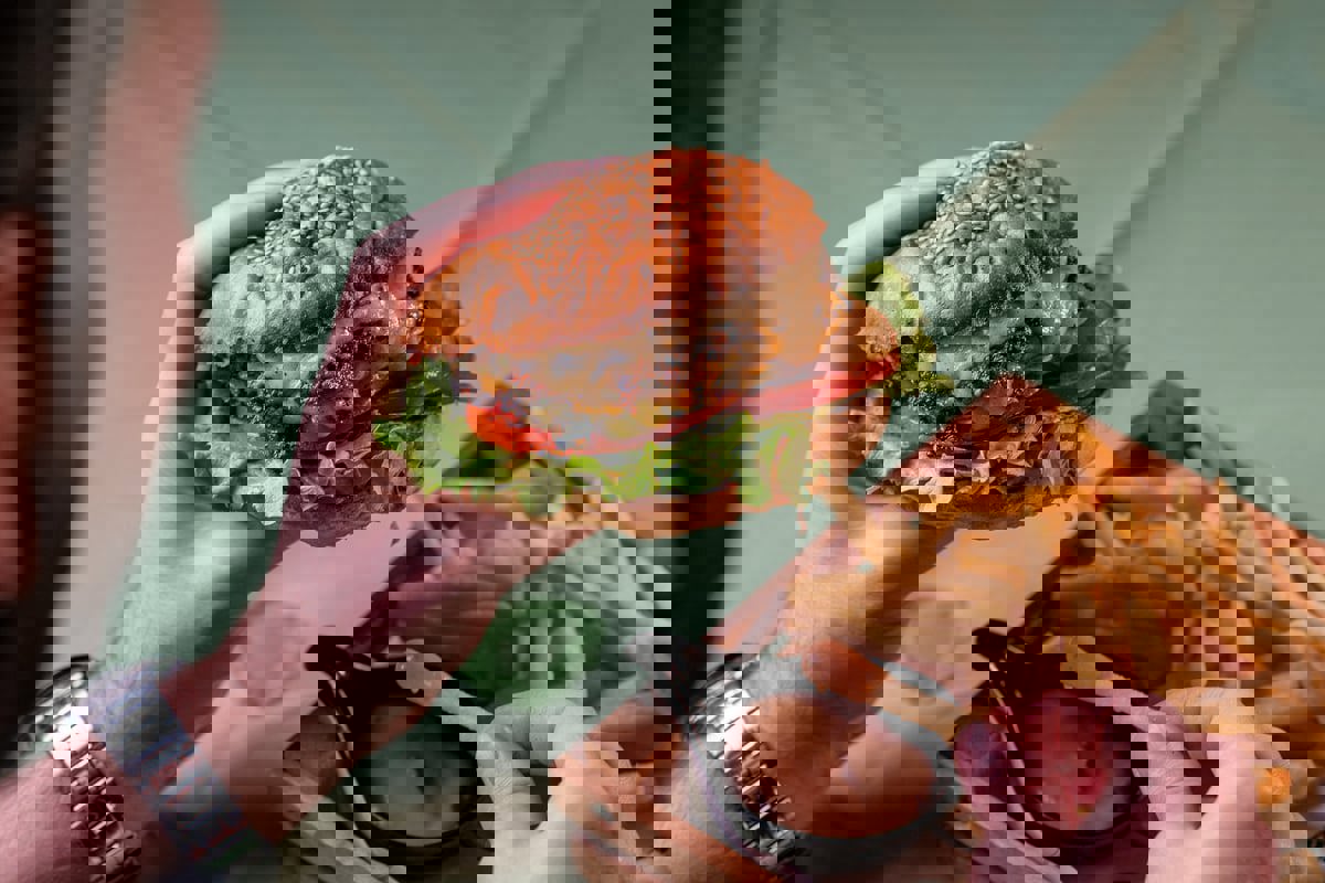 أضرار صحية "خطيرة" لتناول الأطعمة الدسمة في رمضان