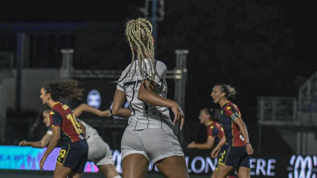 ضفائر أليشا ليمان تفسد ظهورها في تعادل كومو أمام جنوى (صور)