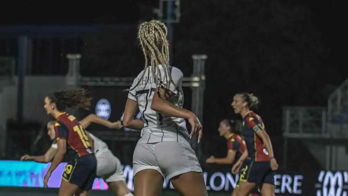 ضفائر أليشا ليمان تفسد ظهورها في تعادل كومو أمام جنوى (صور)