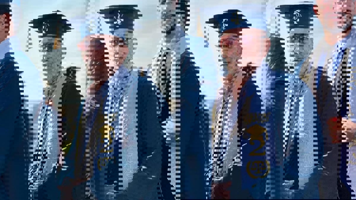 عمره يناهز الـ80 عامًا.. عراقي يتخرج في كلية القانون بجامعة كربلاء
