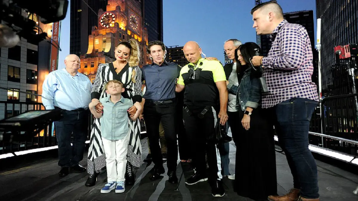 مجازفان يسيران على حبل بين ناطحتي سحاب في نيويورك (فيديو وصور)