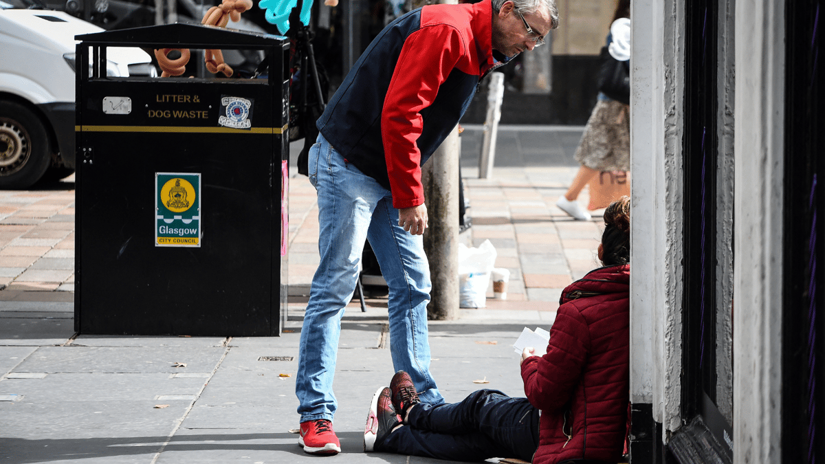"الغارديان" تحذر: الكوكايين يكتسح إنجلترا ويحكم قبضته على الشباب