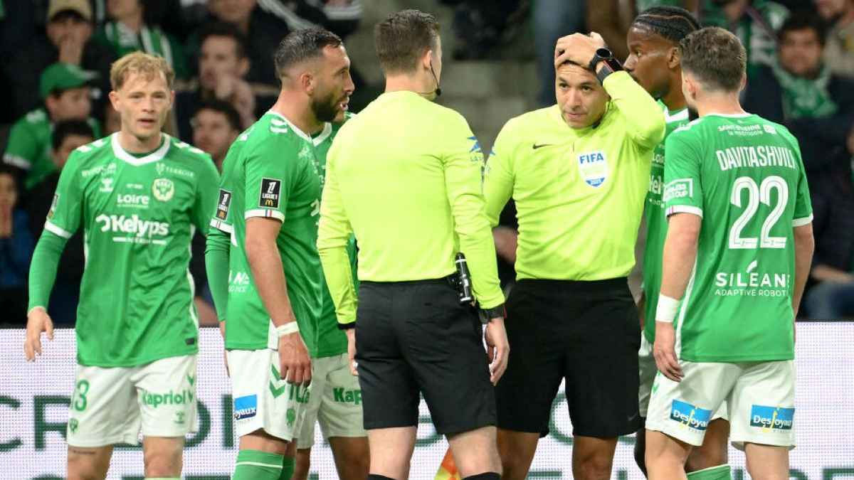 اعتقال مشجّع فرنسي أصاب الحكم بمقذوفة في مباراة سانت إيتيان وليون