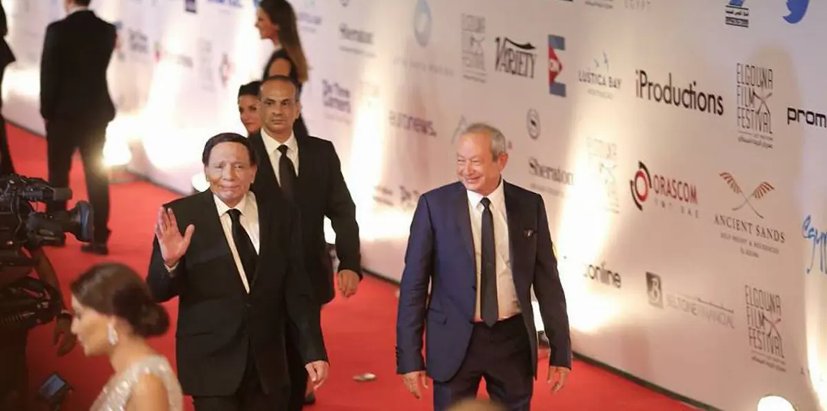 شاهد بالفيديو.. عادل إمام يحرج مذيعًا "متحمسا" في مهرجان "الجونة" السينمائي