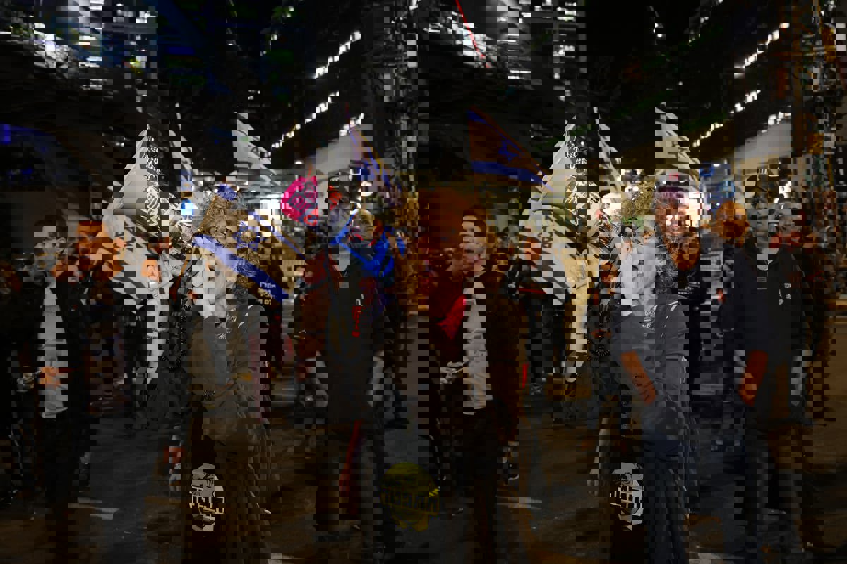 أهالي الرهائن الإسرائيليين يبدؤون اعتصاما أمام منزل نتنياهو