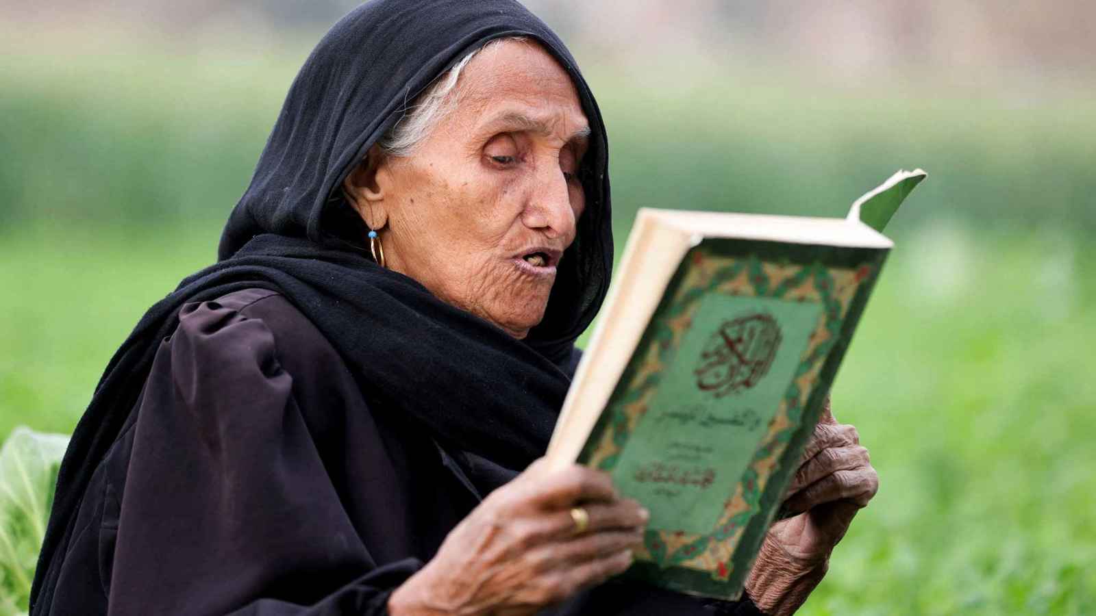 "زبيدة عبدالعال".. وفاة أكبر طالبة محو أمية في مصر