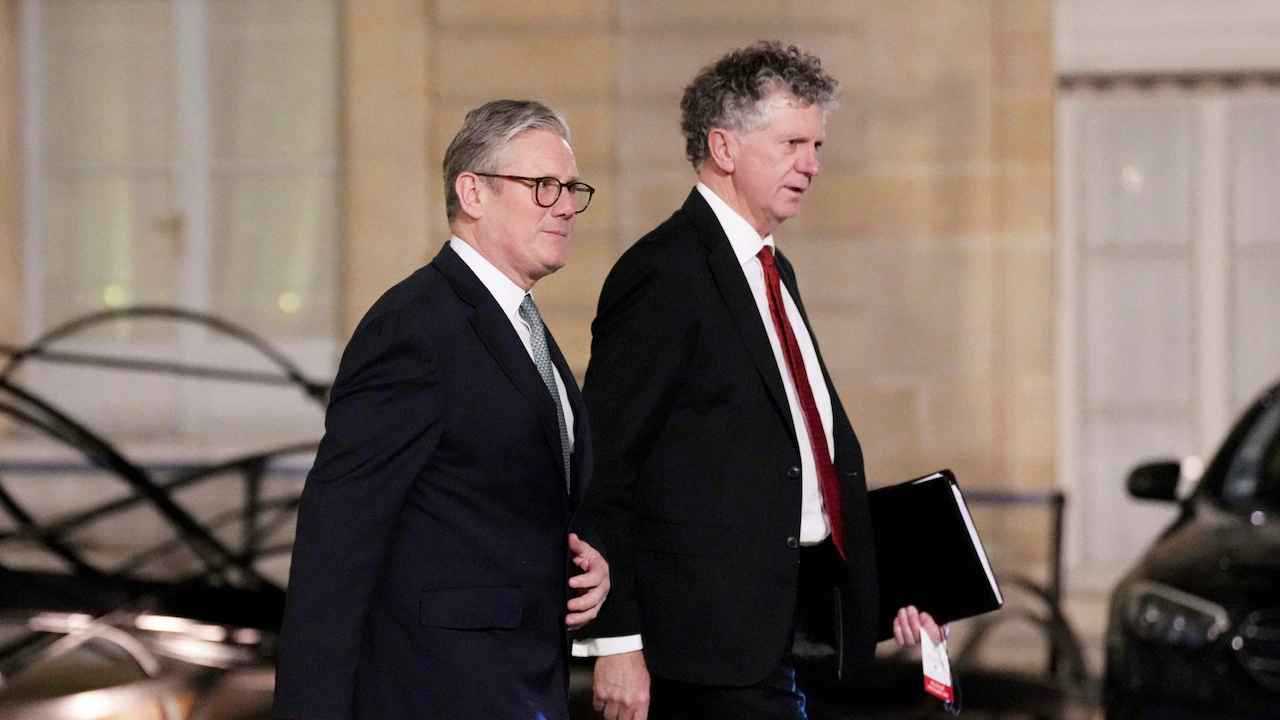 "عاصفة سياسية" في لندن.. هل ضحّى ستارمر بالأمن القومي البريطاني لإرضاء بكين؟