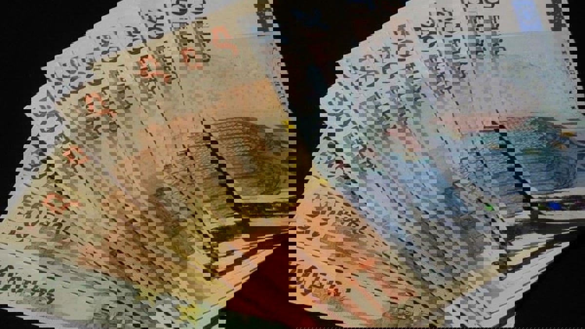 ارتفاع سعر اليورو بعد إعادة انتخاب ماكرون رئيسًا لفرنسا