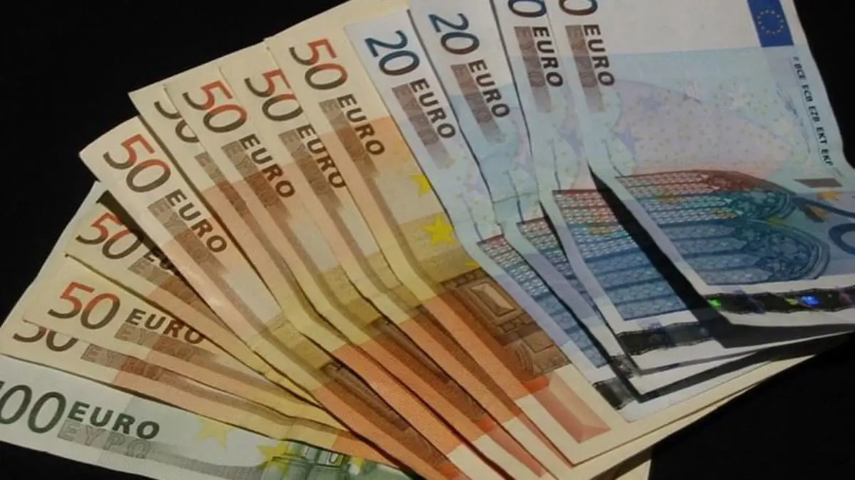 ارتفاع سعر اليورو بعد إعادة انتخاب ماكرون رئيسًا لفرنسا