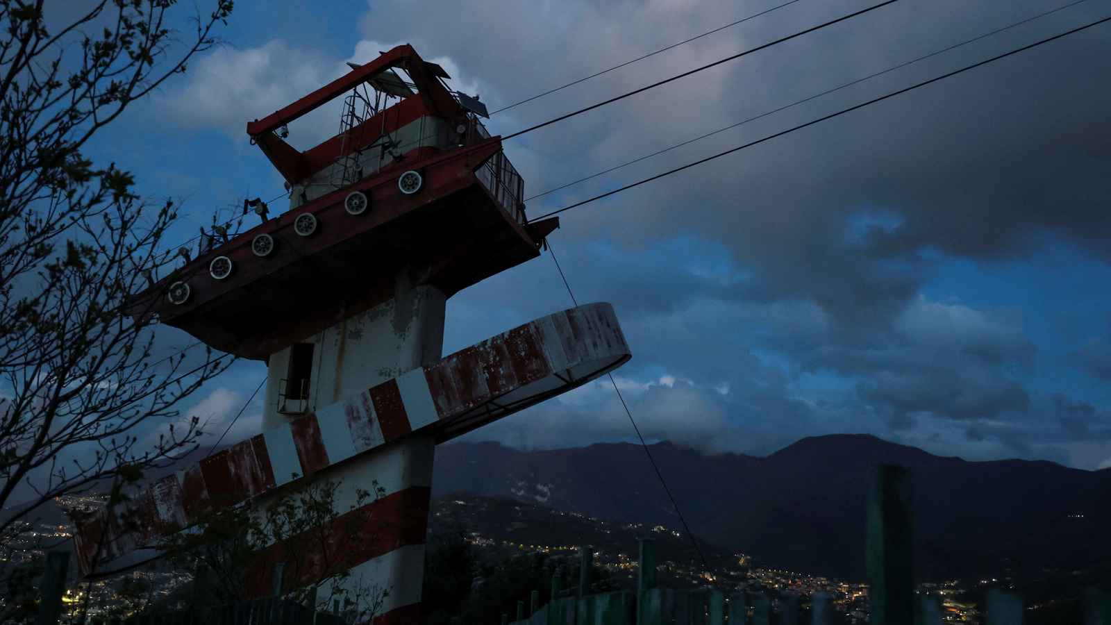 بينهم بريطانيان وإسرائيلي.. 4 قتلى بتحطم تلفريك في إيطاليا (فيديو)