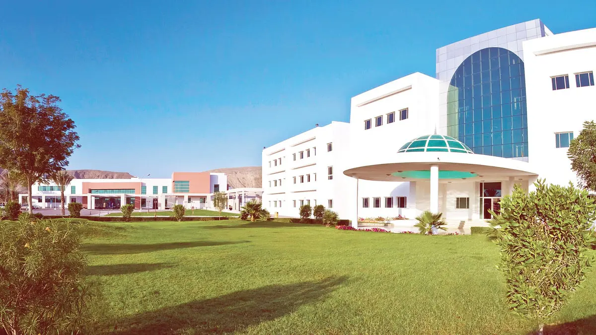 كلية عُمانية تعلن اتخاذها إجراءات بشأن حفل مختلط أثار غضبا عارما