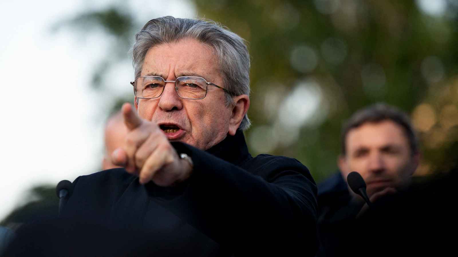 "القطيع".. كتاب جديد يكشف خفايا حركة "فرنسا الأبية"