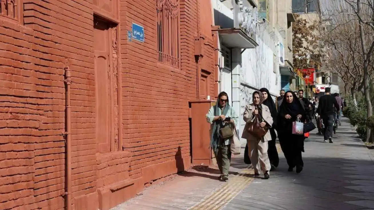 "الموساد" يخاطب الإيرانيين بالفارسية: أعيدوا إيران إلى "أيام مجدها"