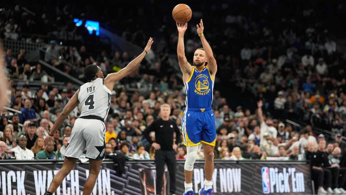 NBA.. كري يسجل 49 نقطة في فوز وريورز على سبيرز بدوري السلة الأمريكي