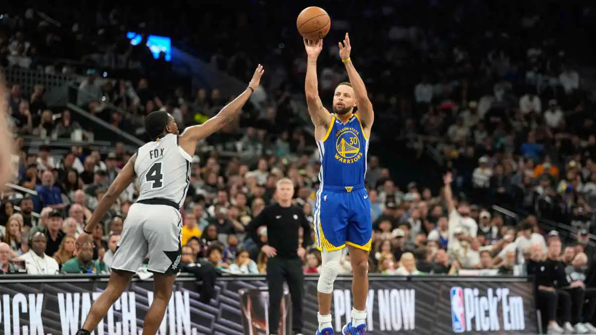 NBA.. كري يسجل 49 نقطة في فوز وريورز على سبيرز بدوري السلة الأمريكي