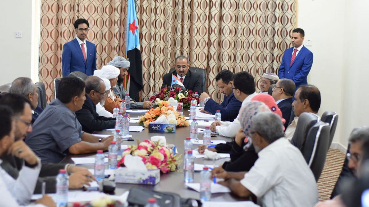 لحل أزمة الكهرباء.. الانتقالي الجنوبي يوفر شحنة وقود لعدن