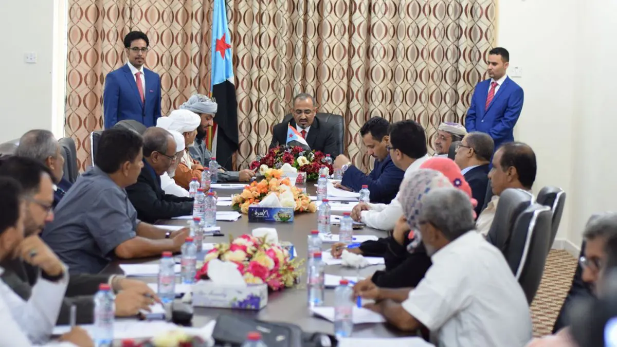 لحل أزمة الكهرباء.. الانتقالي الجنوبي يوفر شحنة وقود لعدن