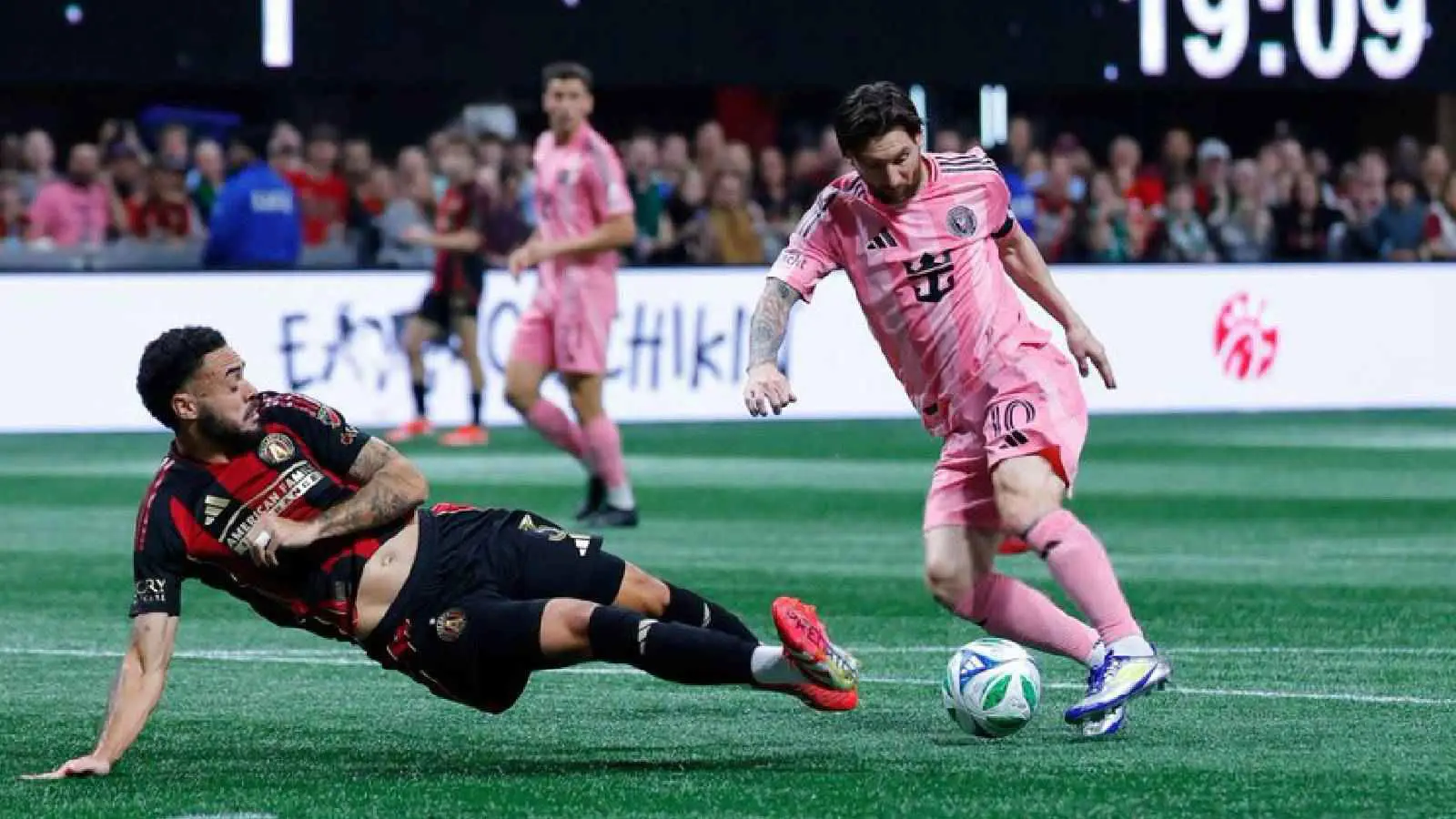 أسقط المدافع أرضا.. ميسي يسجل هدفا خرافيا في مرمى أتلانتا (فيديو)