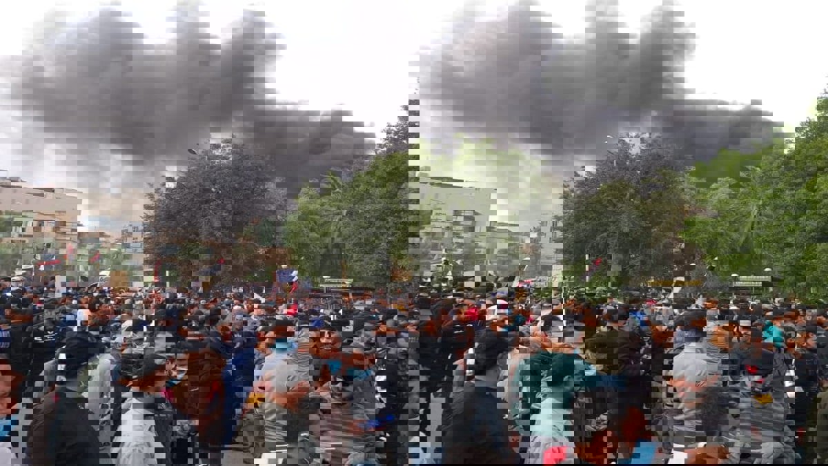 العراق.. قتيل و أكثر من 20 جريحا في صدامات بين أنصار مقتدى الصدر ومتظاهرين بذي قار