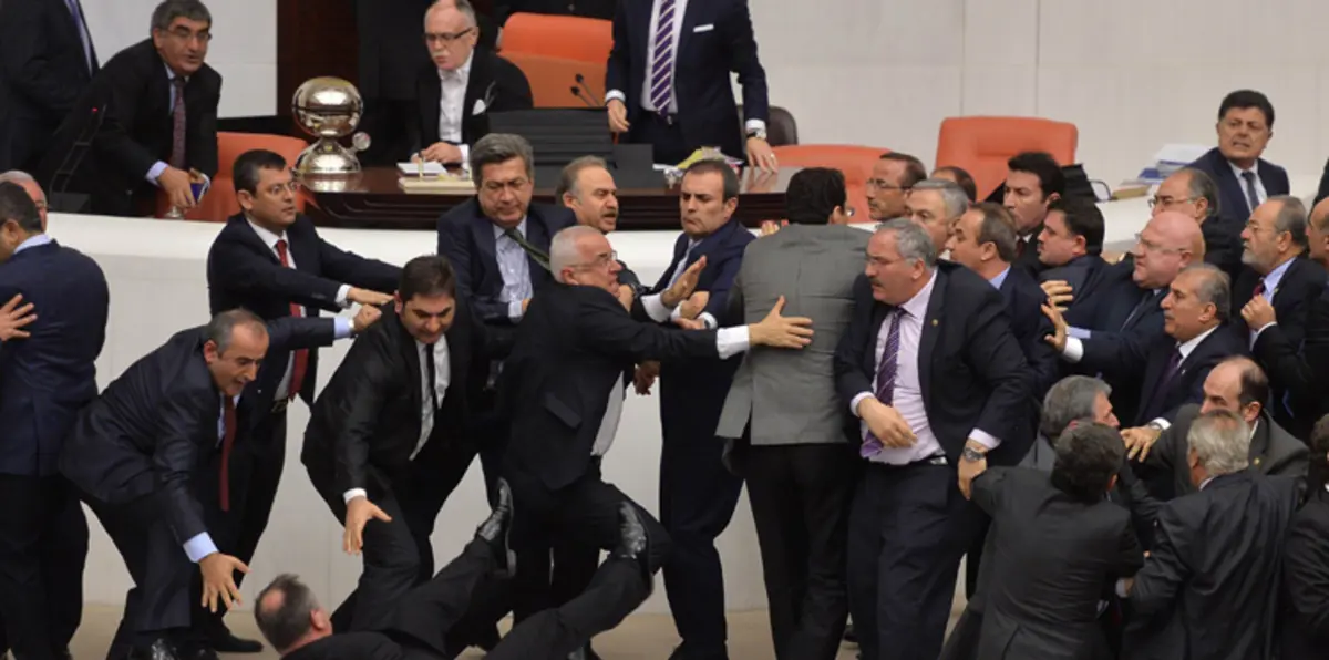 شاهد بالفيديو.. عراك بالبرلمان التركي بين نواب حزب أردوغان والمعارضة