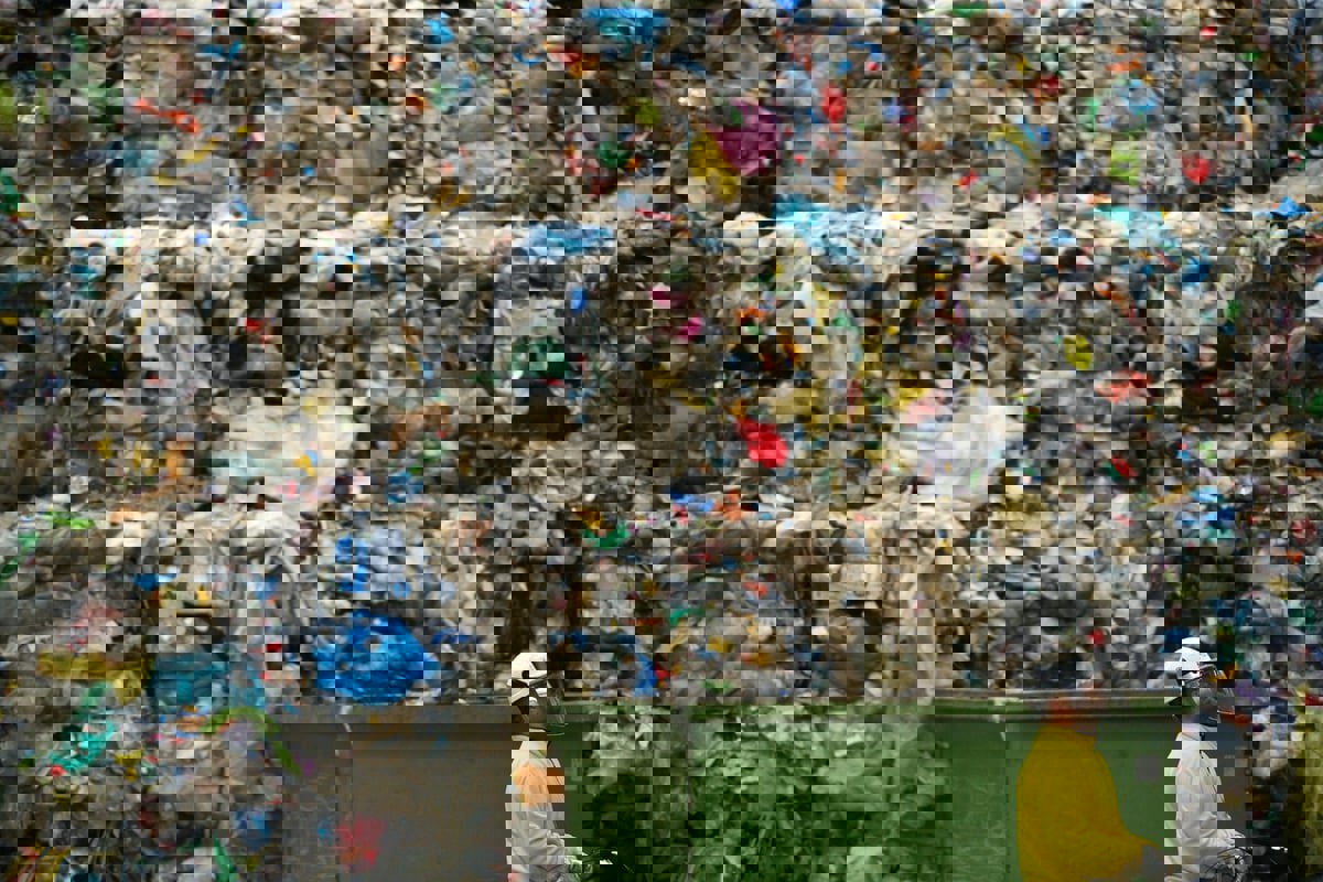 دولتان تقترحان خطة عالمية لخفض إنتاج البلاستيك 40% بحلول 2040 