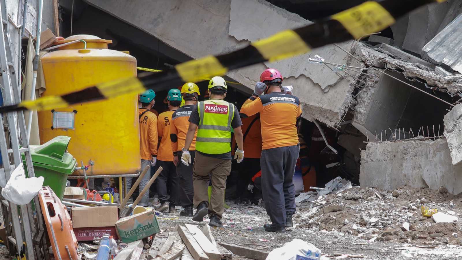 ارتفاع عدد قتلى انهيار مدرسة في إندونيسيا إلى 36