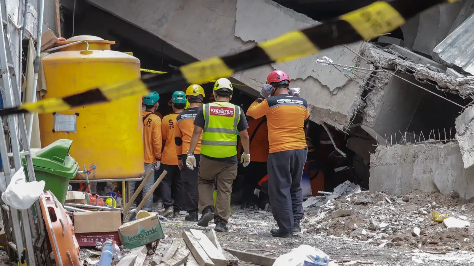 ارتفاع عدد قتلى انهيار مدرسة في إندونيسيا إلى 36