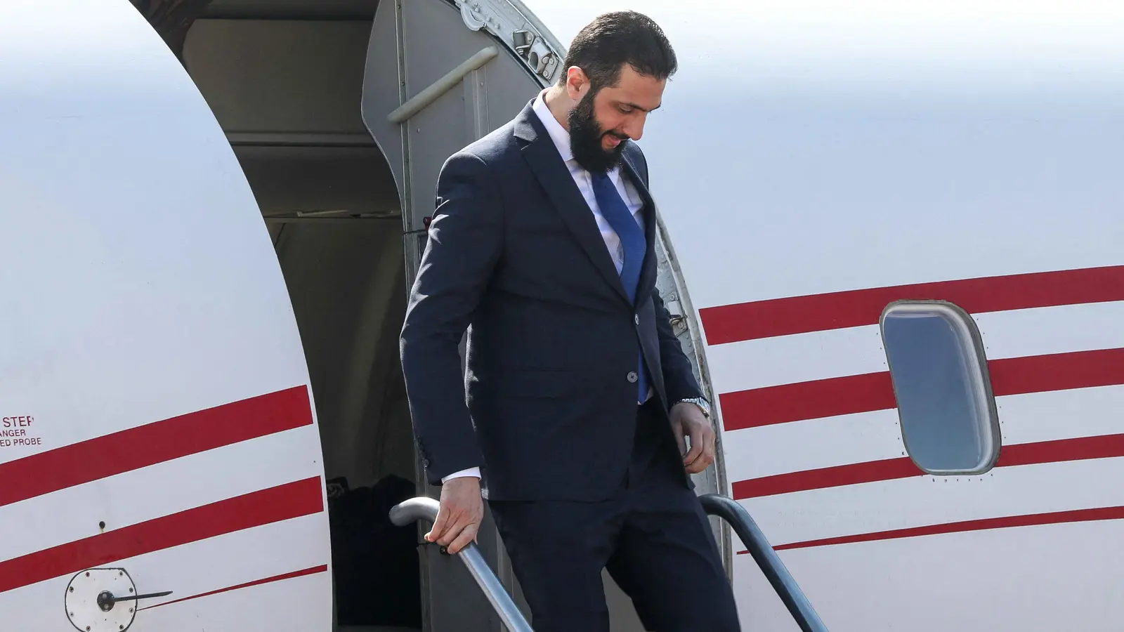 بعد إعلان رفع العقوبات..الشرع يصل الرياض للقاء ترامب