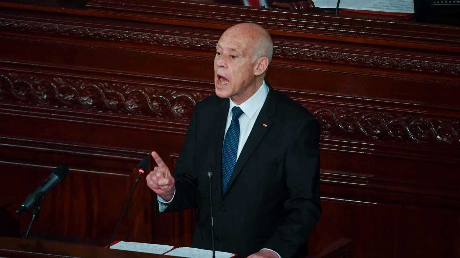 أنصار الرئيس التونسي يتظاهرون رفضاً للتدخل الأجنبي (صور)