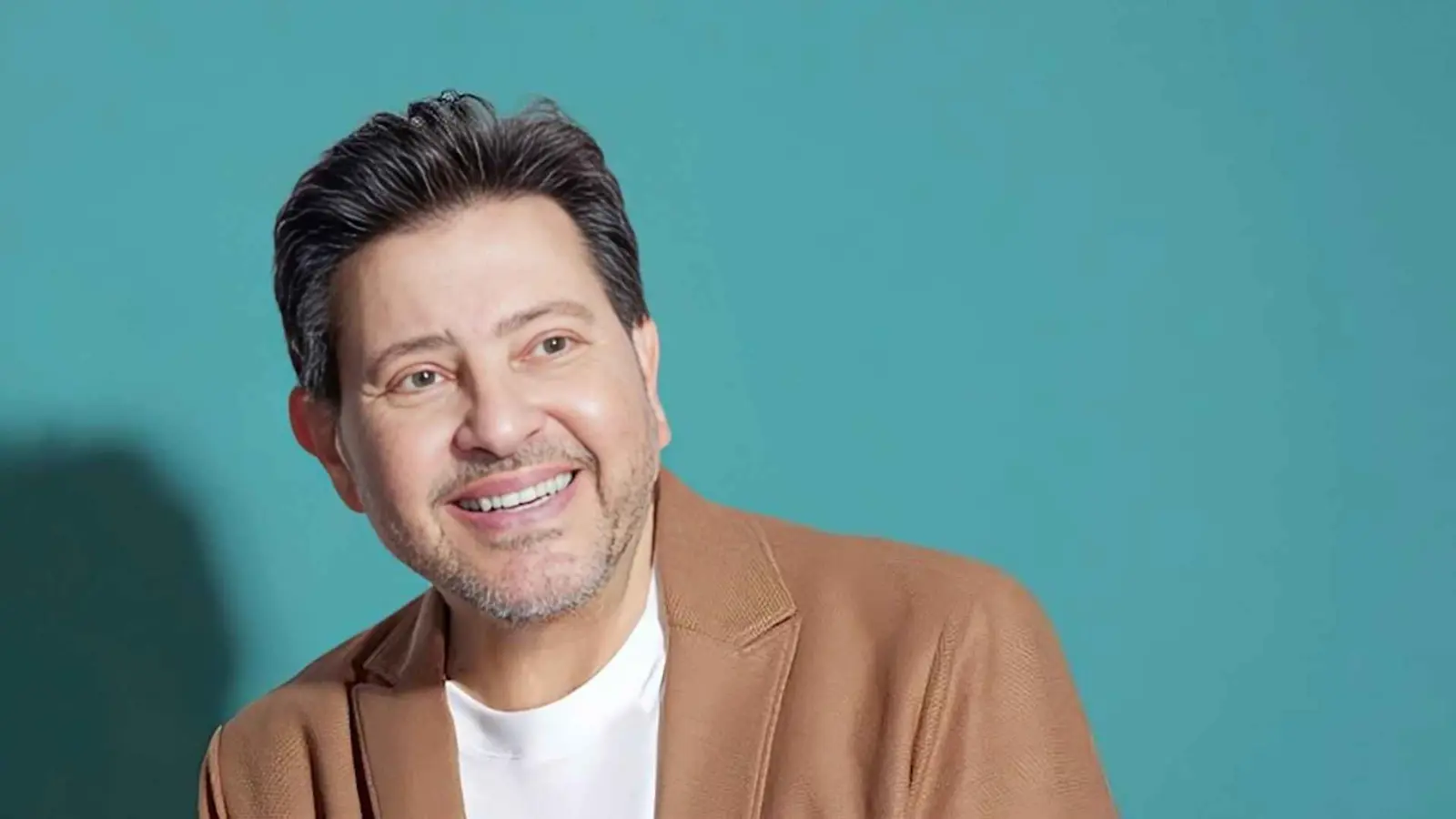 بعد جراحة العمود الفقري.. هاني شاكر يرد على جدل "انتكاسته صحيا"