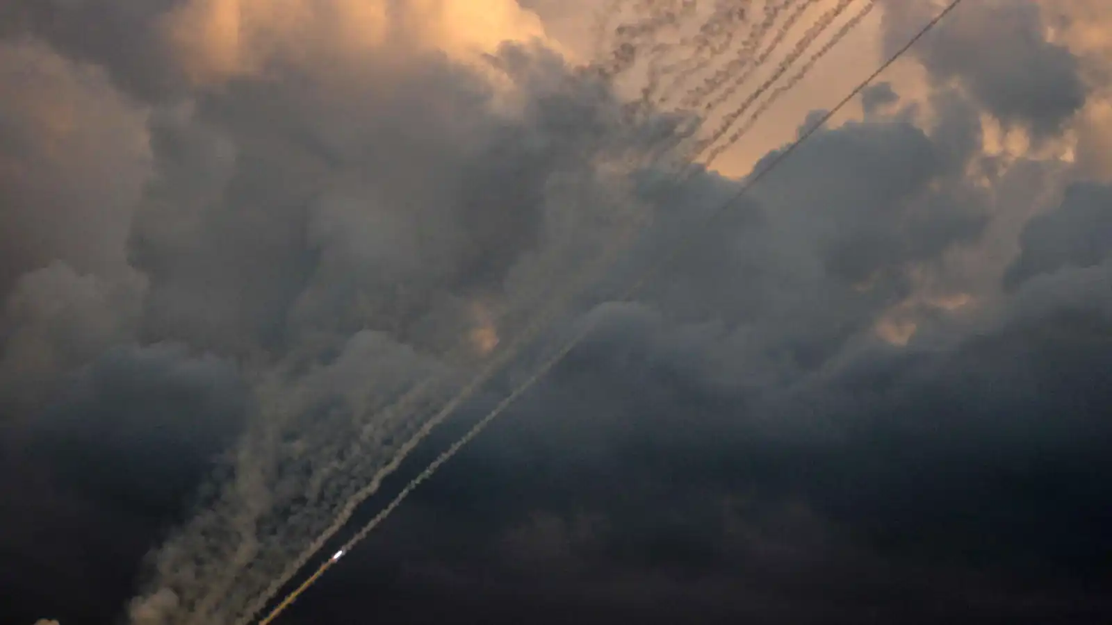 حزب الله يستهدف شمال إسرائيل بقذائف صاروخية (فيديو)