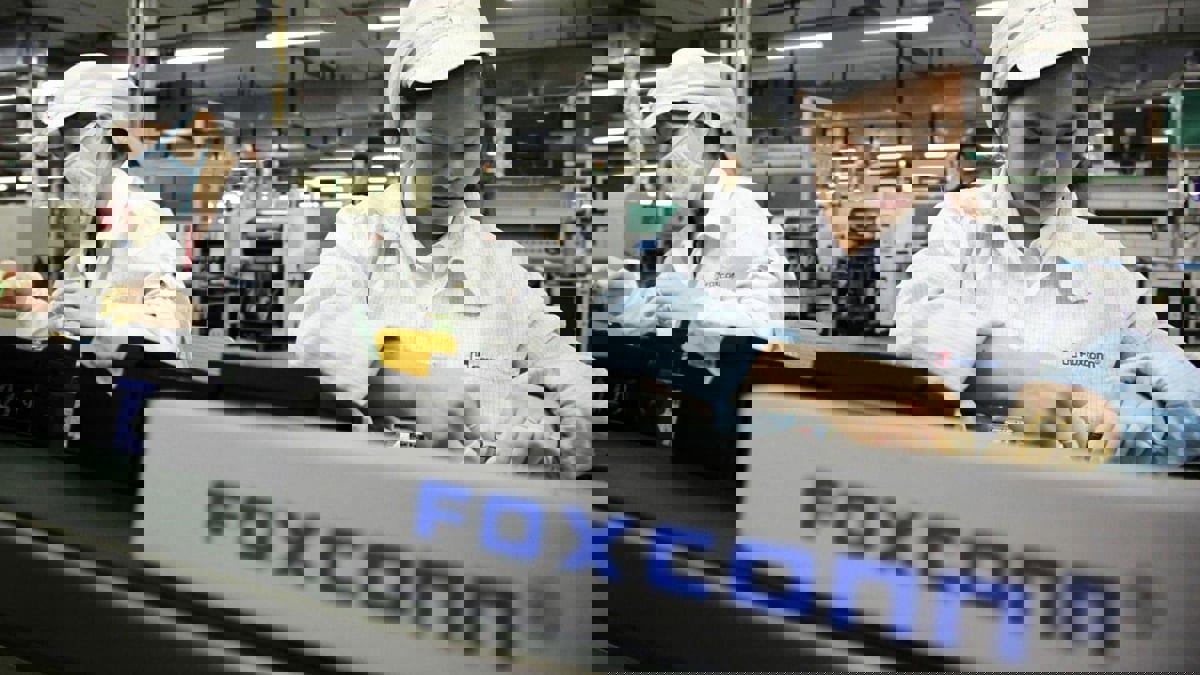 بعد هروب آلاف العمال.. مدينة صينية تدعو الجنود السابقين للعمل في مصنع آيفون