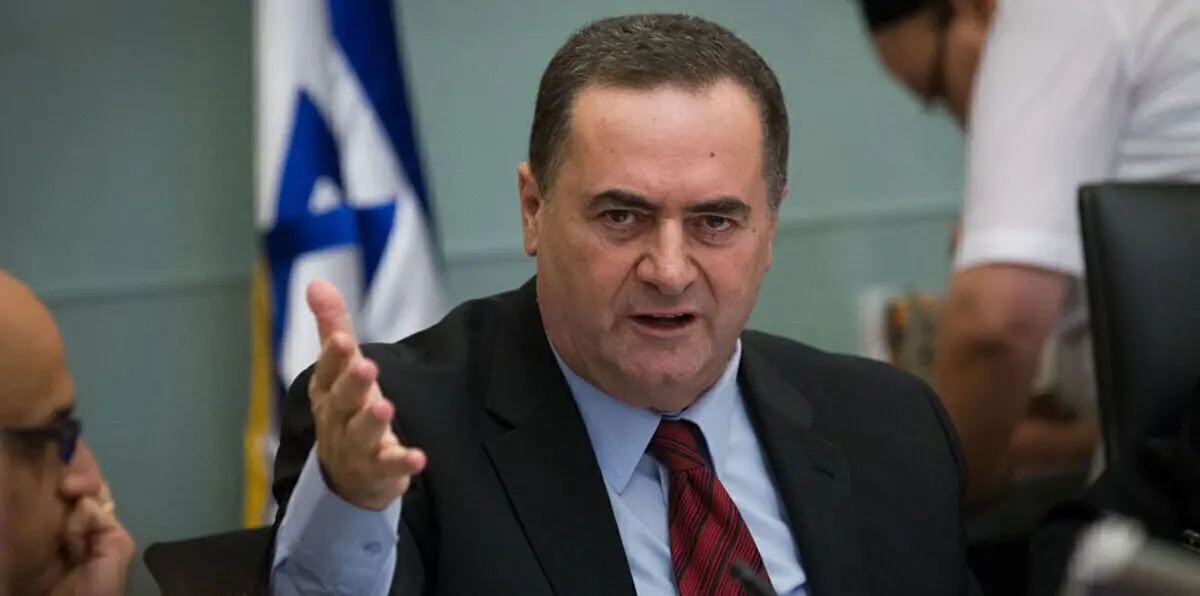 بعد ضربة جوية.. وزير إسرائيلي يحذر من شحنات الأسلحة لحزب الله